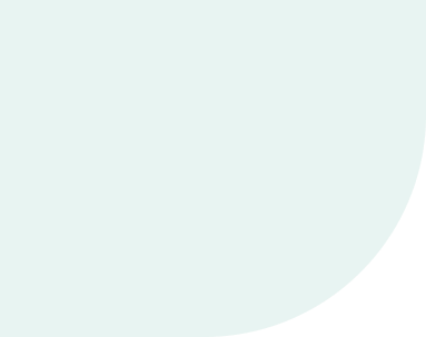 Hellblauer Hintergrund mit einer runden, dunklen Ecke.